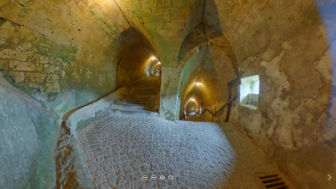 Eingangsbereich und gedeckter Aufgang der Festung Kufstein in 360°